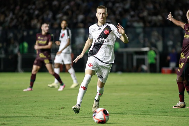 Maxime Dominguez contra a Portuguesa