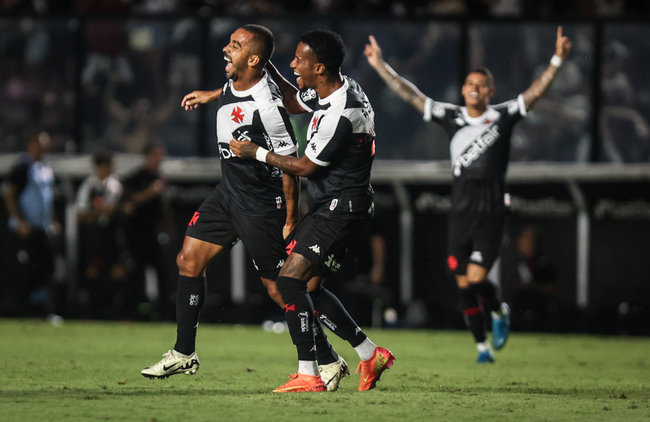 Paulo Henrique comemora gol contra o Maricá.