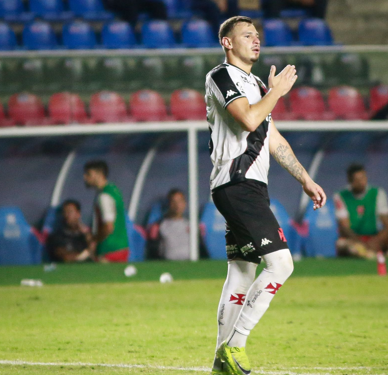 Hugo Moura deve sair do time titular diante do Vitória