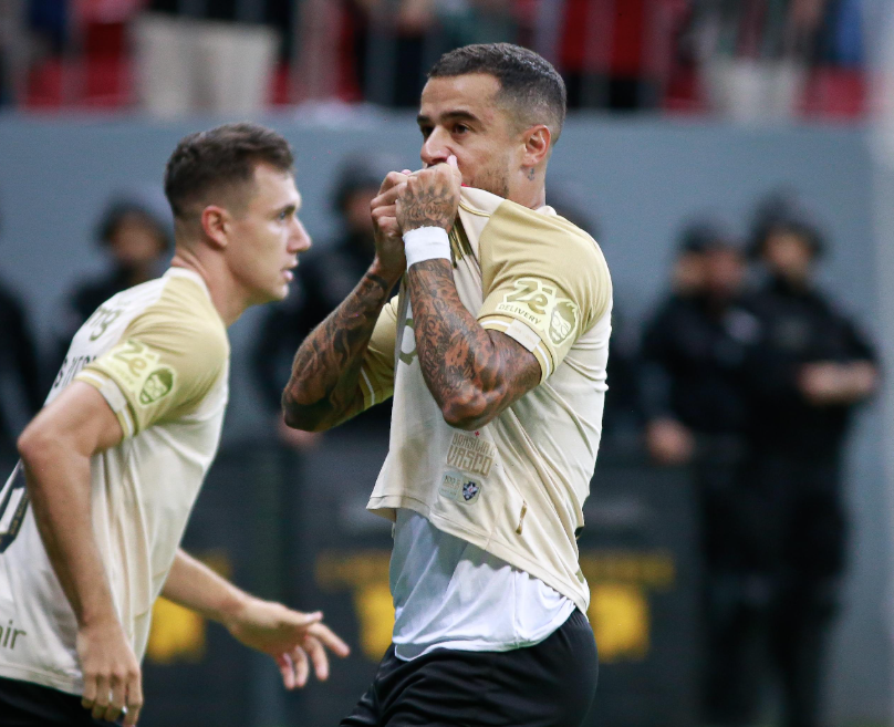 Coutinho já treina em campo e deve voltar contra o Flamengo