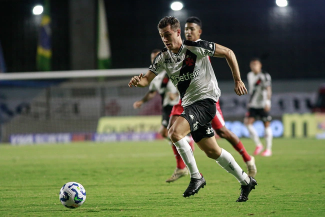 Lucas Piton em ação contra o União Rondonópolis