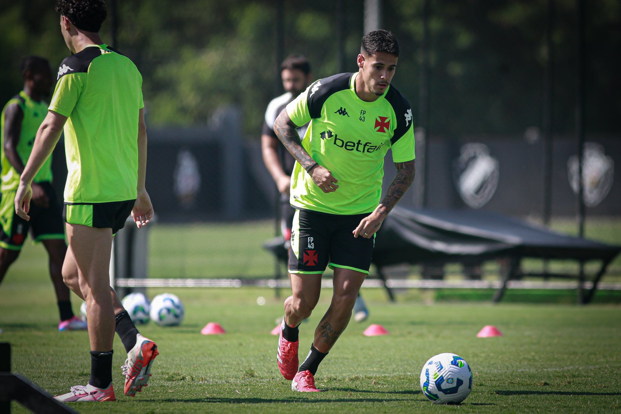 Lucas Freitas e João Victor se consolidam na zaga do Vasco