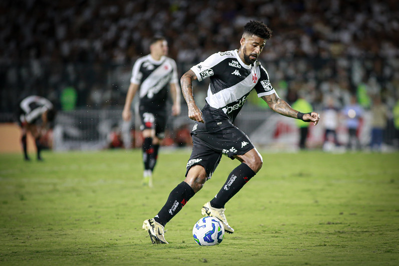 Paulinho busca reencontrar sua melhor versão no Vasco após período lesionado