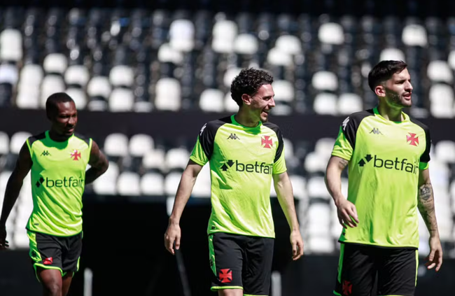 Loide Augusto, Nuno Moreira e Benjamín Garré durante treino.