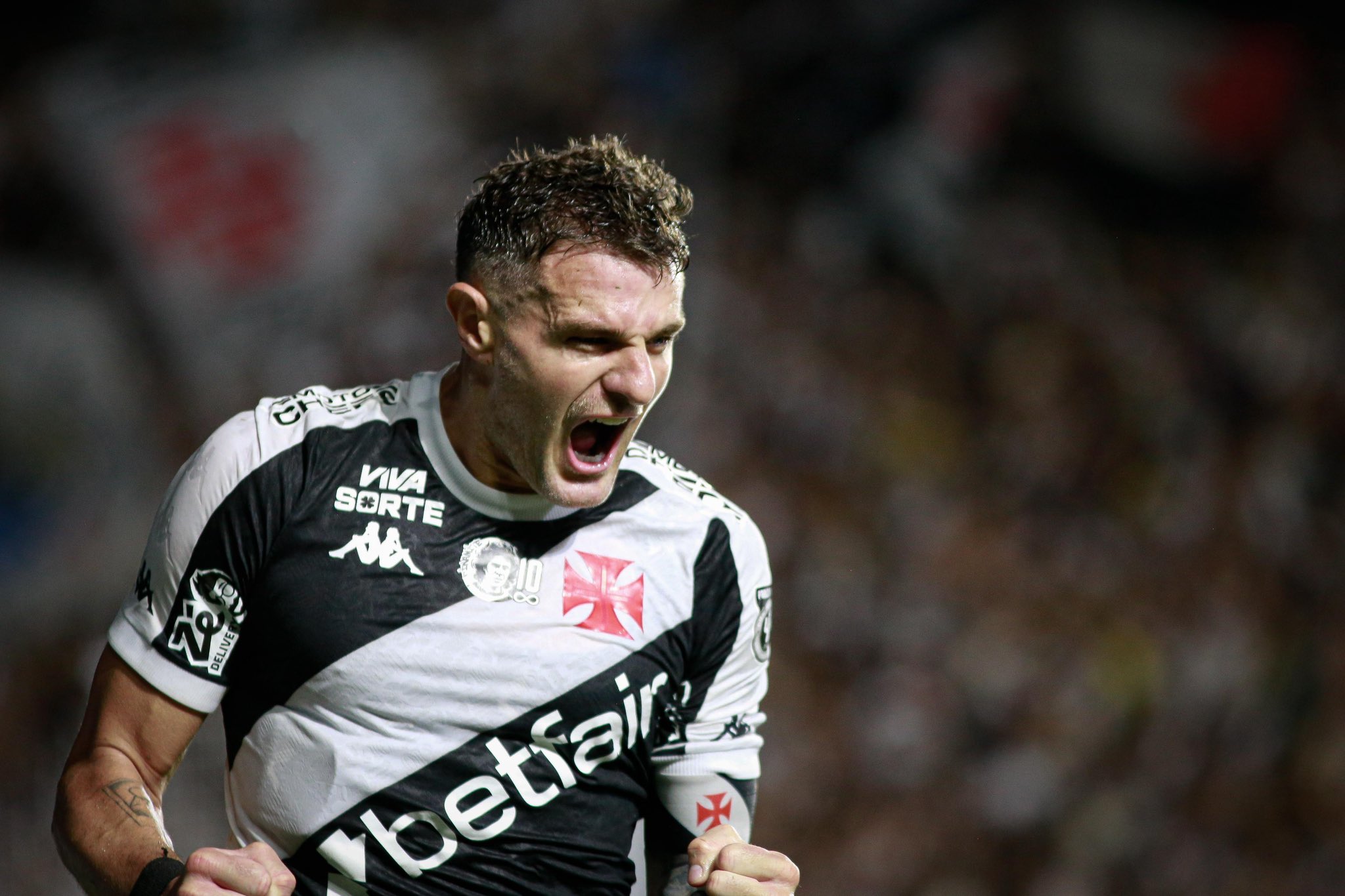 Desfalques, pendurados e prováveis escalações de Vitória x Vasco