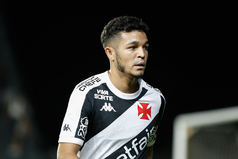 Adson completa 50 jogos pelo Vasco