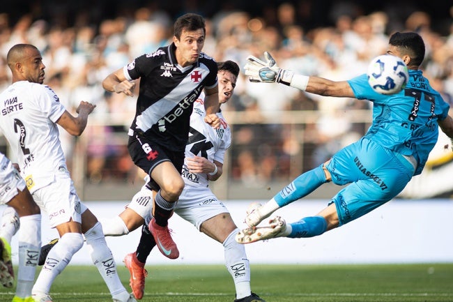 Lucas Piton contra o Santos