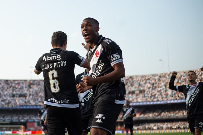 Rayan comemora gol contra o Santos
