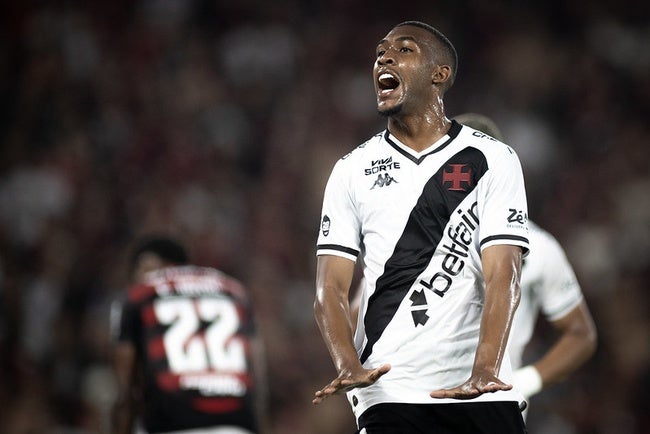 Rayan comemora gol contra o Flamengo