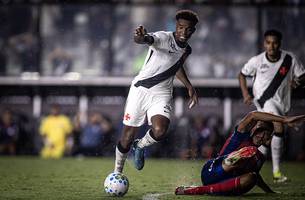 Thiago Mendes em ação contra o Bahia