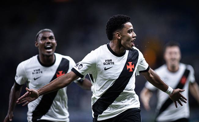 Brenner comemora gol contra o Cruzeiro