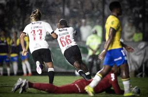 Cuiabano comemora gol contra o Palmeiras