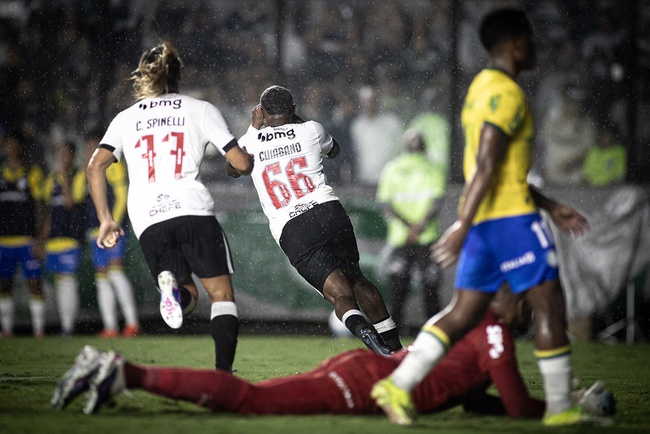 Cuiabano comemora gol contra o Palmeiras