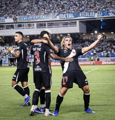 Spinelli comemora gol contra o Paysandu