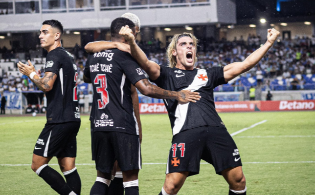 Spinelli comemora gol contra o Paysandu