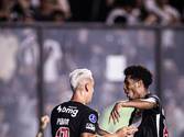 Ramon Rique abraça Puma Rodríguez (Matheus Lima/Vasco)