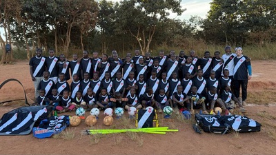 Voluntário brasileiro entrega camisas do Vasco e materiais de treino
