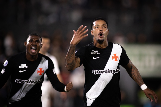 David comemora gol contra o Olimpia