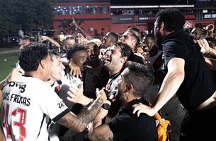 Jogadores comemoram classificação na Copa do Brasil.