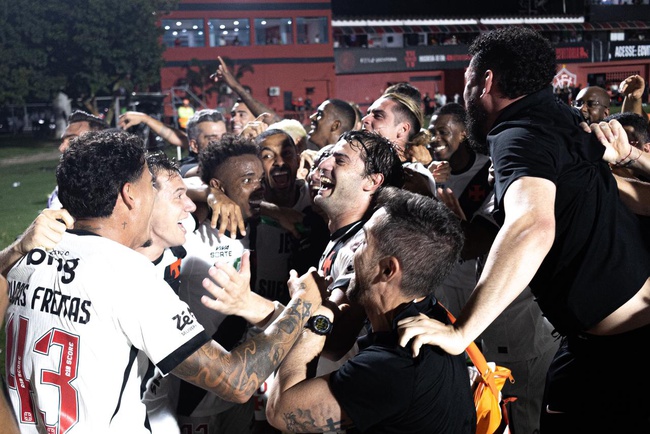 Jogadores comemoram classificação na Copa do Brasil.