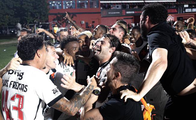 Jogadores comemoram classificação na Copa do Brasil.