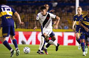 Alan Lescano em ação contra o Boca Juniors