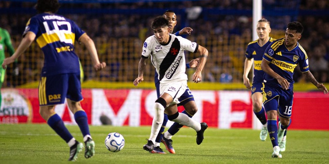 Alan Lescano em ação contra o Boca Juniors