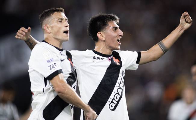 Bruno Duarte e Alan Lescano comemoram gol