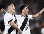 Bruno Duarte e Alan Lescano comemoram gol (Matheus Lima/Vasco)