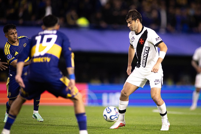 Santiago Sosa em ação contra o Boca Juniors