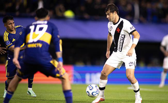Santiago Sosa em ação contra o Boca Juniors