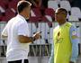 Alfredo Sampaio e Romario troam idéias durante treino (GloboEsporte.com)