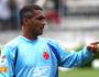 Romário dá explicações durante treino do Vasco (O Globo)