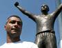 Romário e sua estátua em São Januário (Lancepress!)