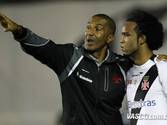 Carlos Alberto escuta o técnico Cristóvão (Marcelo Sadio/Vasco.com.br)