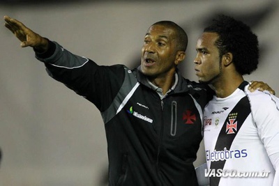 Carlos Alberto escuta o técnico Cristóvão