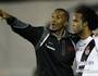 Carlos Alberto escuta o técnico Cristóvão (Marcelo Sadio/Vasco.com.br)