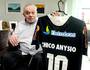 Chico Anysio com sua camisa personalizada (GloboEsporte.com)