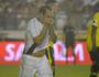 Edmundo beija camisa do Vasco ao marcar gol (UOL)