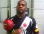 Jon Jones com a camisa do Vasco (UOL)