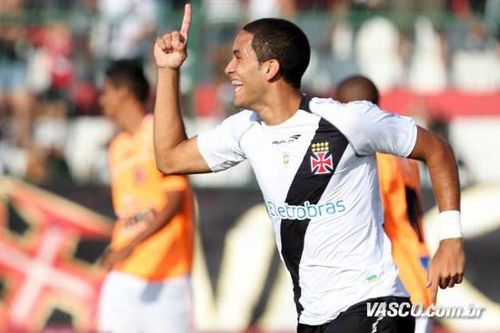 Romulo comemora seu gol