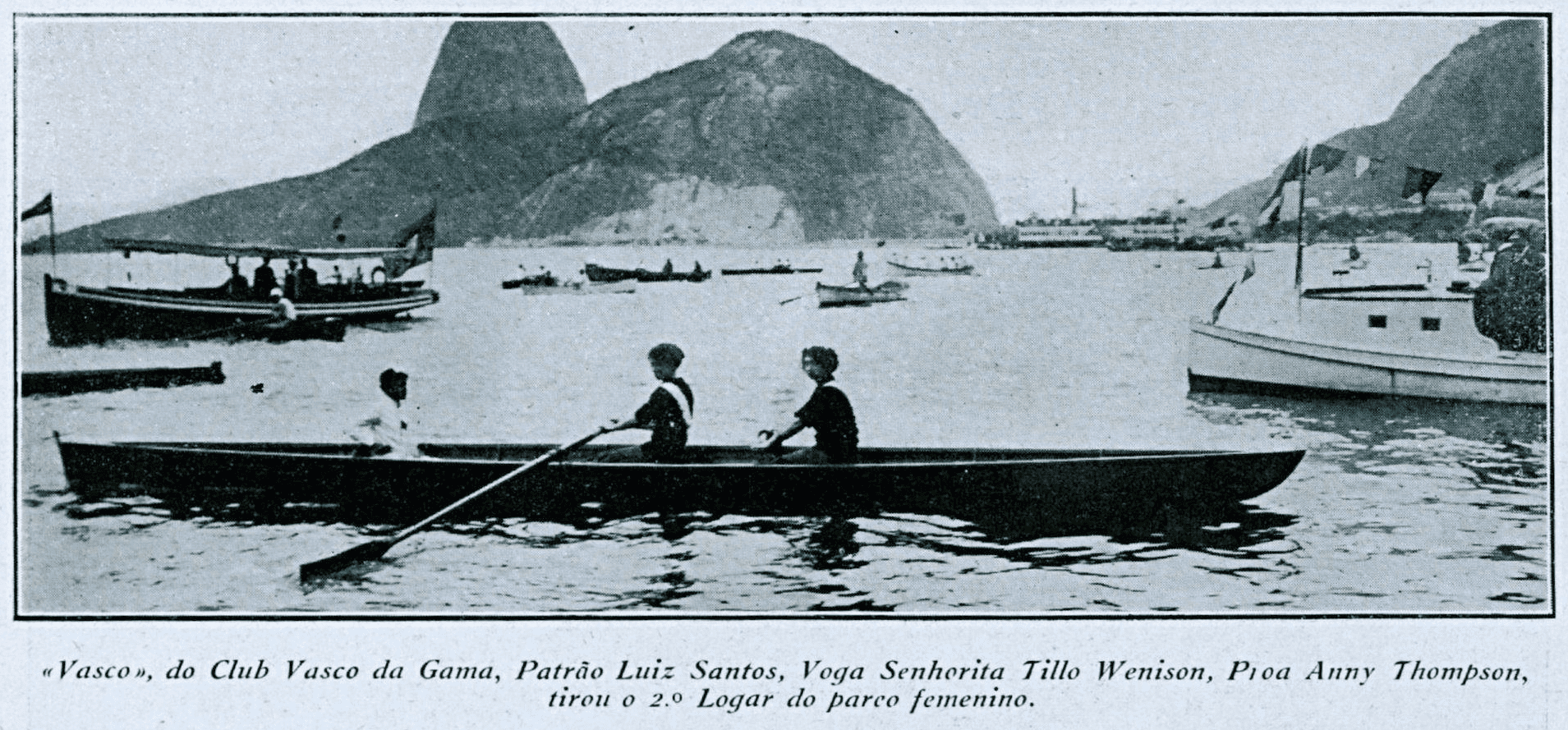 Guarnição vascaína na 1ª prova feminina da história do remo do Rio de Janeiro, com o Pão de Açúcar ao fundo