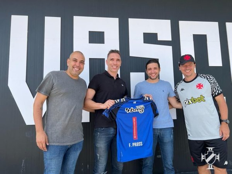 Fernando Prass visitou o Vasco em novembro. Ex-goleiro está mais próximo de assumir cargo de coordenador