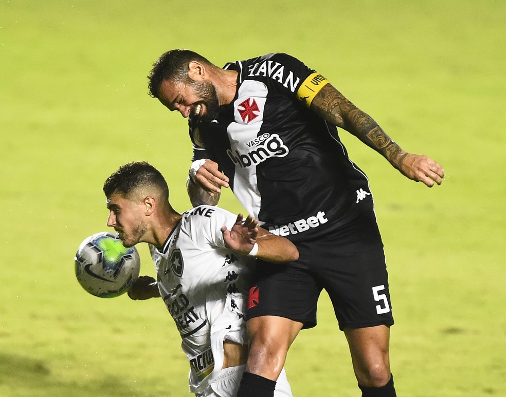 Pedro Raul em jogo contra o Vasco quando ainda defendia o Botafogo