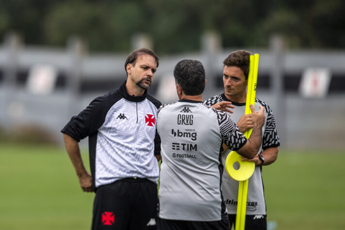 Maurício Souza conversa com os auxiliares Emílio Faro e João Eduardo