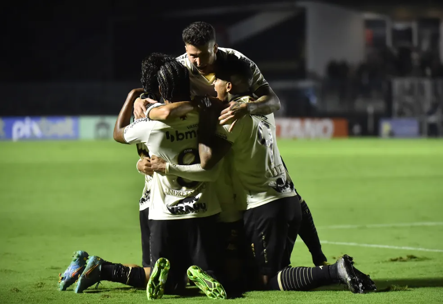 Vasco players celebrate one of the team's goals in the victory over Náutico — Photo: André Durão