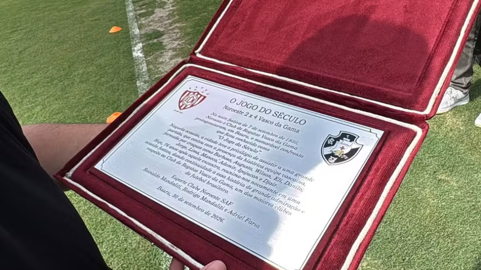 Homenagem entregue aos representantes do Vasco